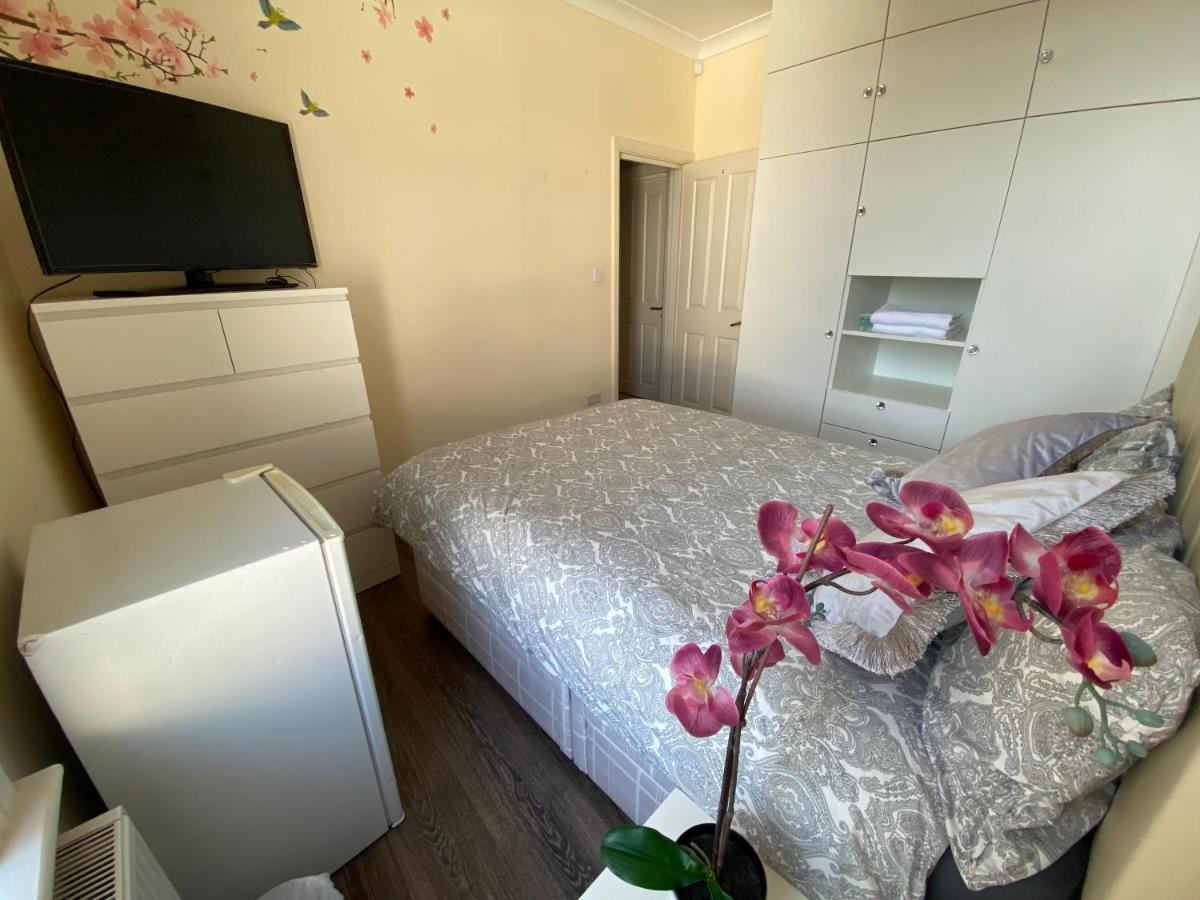 Private Rooms In Excellent Family House ,Zone 2 Londra Exterior foto