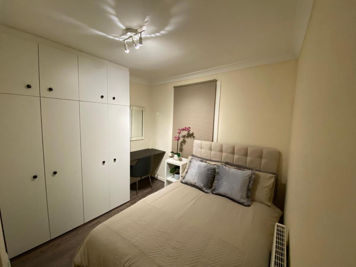 Private Rooms In Excellent Family House ,Zone 2 Londra Exterior foto