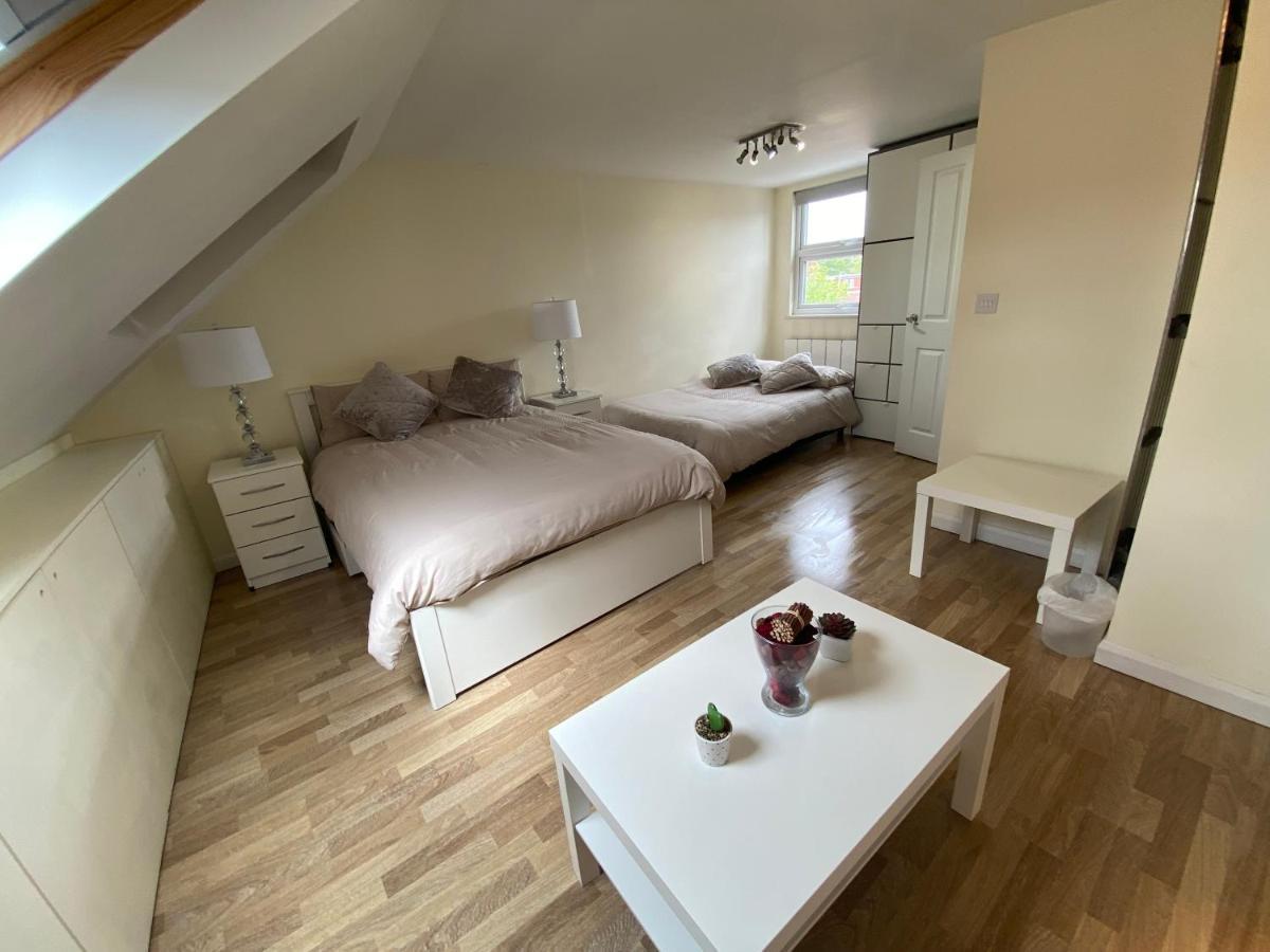 Private Rooms In Excellent Family House ,Zone 2 Londra Exterior foto