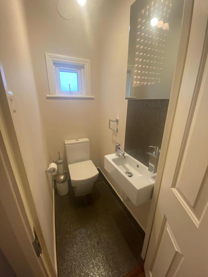 Private Rooms In Excellent Family House ,Zone 2 Londra Exterior foto